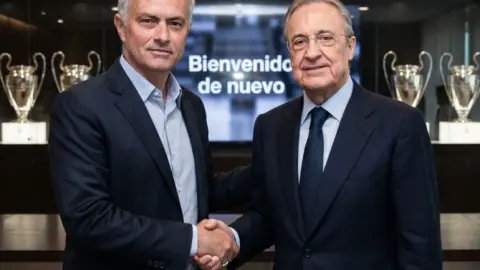 AS: Real Madrid sẽ chính thức công bố Mourinho sớm nhất là vào ngày 25/5. Phòng thay đồ mất kiểm soát, đẩy Lafayette vào dứt điểm Mourinho.