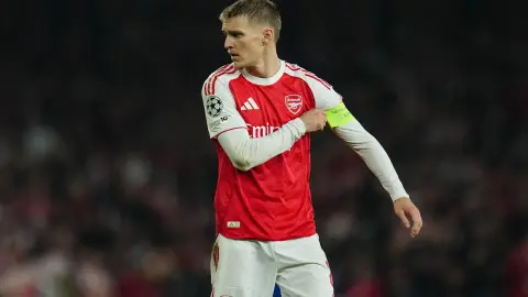 Bình luận viên truyền thông Pháp: Odegaard có lợi thế hơn một chút khi cạnh tranh với Eze, và anh ấy có tác động lớn hơn đến toàn đội