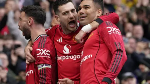Neville: Tìm người thay thế Casemiro sẽ là một trong những thách thức lớn nhất của Man United mùa hè này
