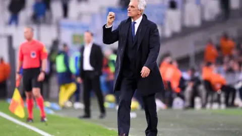 Truyền thông Pháp: Halilhodzic từng nói trong lúc hỗn loạn: "Tôi đã trải qua chiến tranh, chuyện này chẳng là gì cả".