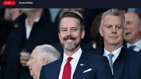 Kroenke và con trai gửi thư cho những người hâm mộ súng: Nếu không có sự hỗ trợ mạnh mẽ của các bạn, chúng tôi sẽ không thể đạt được điều này