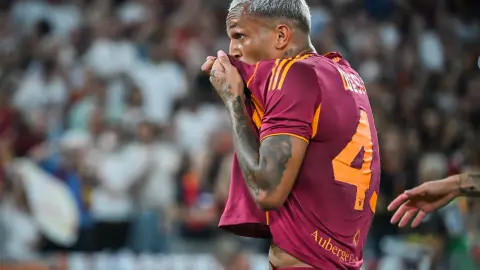 Truyền thông Italy: Mourinho tính giới thiệu hậu vệ cánh 22 tuổi Wesley của Roma, Roma hy vọng giữ chân cầu thủ