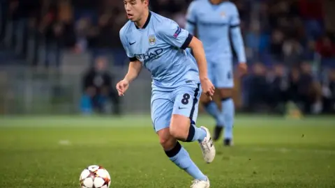 Nasri: Khi tôi 4 tuổi, câu lạc bộ đã sử dụng danh tính giả để thi đấu trong hai năm nhằm giúp tôi đăng ký sớm.