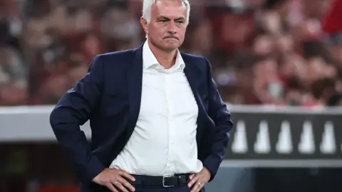 Aspen: Mourinho và Real Madrid đã đạt được thỏa thuận về bản hợp đồng có thời hạn 2 năm, hợp đồng này sẽ tự động được gia hạn thêm 1 năm nếu ông vô địch La Liga.
