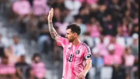 Beckham ca ngợi Messi trên mạng xã hội: Thật may mắn khi có cầu thủ xuất sắc nhất, GOAT!