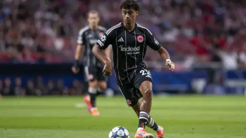 Sport1: Bayern đã có cuộc gặp ban đầu để bàn về hậu vệ Brown của Frankfurt