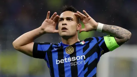 Mourinho nói bây giờ không ai có thể thi đấu ở Tam Vương Quốc, Lautaro: So sánh các thời đại khác nhau là vô nghĩa