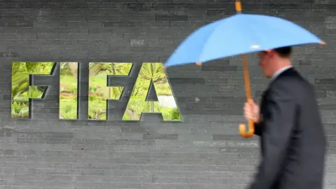 TA: FIFA sẽ một lần nữa cấm quốc kỳ cũ của Iran vào World Cup năm nay