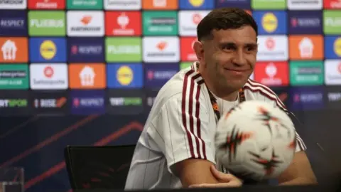 Martinez: Emery có 5 kinh nghiệm đá chung kết Europa League, hy vọng giành danh hiệu cho Villa