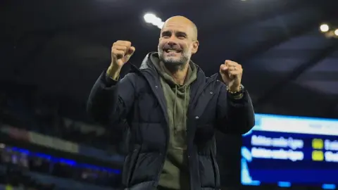 Bài viết: Ferguson bóng gió với Guardiola trong bữa tối rằng ông được mời đến huấn luyện Man United, nhưng Guardiola không hề hay biết