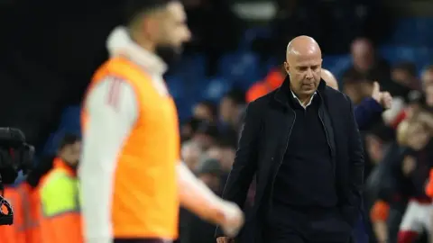 Sutton: Slaughter không nên đuổi Salah ra ngoài lần nữa và không thể để cầu thủ làm suy yếu quyền lực của huấn luyện viên
