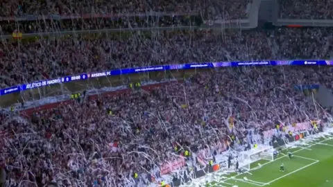 Marca: Fan Atletico Madrid và Sevilla ném cuộn giấy, ủy ban chống bạo lực đề xuất phạt mỗi người 20.000 euro