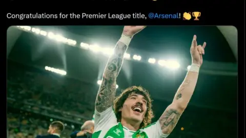 MXH Betis đăng ảnh Bellerin: Chắc anh vui lắm, chúc mừng Arsenal vô địch Ngoại hạng Anh