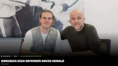 Chính thức: Borussia Monchenladbach ký hợp đồng với hậu vệ trái Herold của Karlsruhe với mức phí chuyển nhượng được cho là 3,5 triệu euro