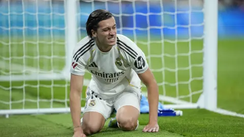 Lái xe cao và đi thấp! Carreras 23 tuổi trở thành chủ lực của Real Madrid và trở thành cầu thủ dự bị. Anh gia nhập với giá 50 triệu euro và ngồi dự bị.