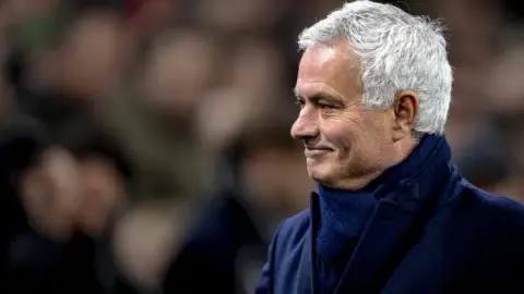 Truyền thông Bồ Đào Nha: Mourinho và Real Madrid dự kiến ​​sẽ hoàn tất thỏa thuận trong vòng vài giờ tới và có thể chính thức ký hợp đồng vào đầu tuần tới
