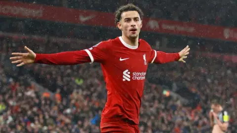 Carragher: Curtis Jones không thể chơi bóng đá hạng nặng nhưng vẫn bình luận về Salah