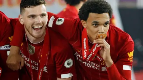 Trent Alexander-Arnold: Robertson bị đánh giá cực kỳ thấp và sẽ được nhớ đến như một huyền thoại của Liverpool
