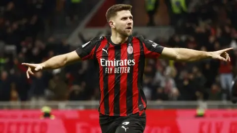 Dima: Venice muốn ký hợp đồng với Phil Kruger và cũng đang để mắt tới tiền vệ Baszic của Lazio