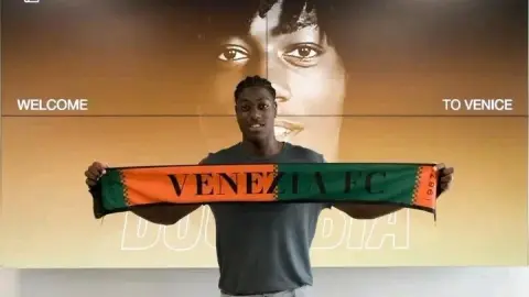 Truyền thông Bồ Đào Nha: Tiền vệ người Venice Isa Mbia sẽ gia nhập Sporting CP với tổng phí chuyển nhượng 23 triệu euro