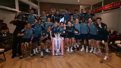 Nó sẽ thành hiện thực sau hai ngày nữa! Toàn đội Arsenal ăn mừng cuồng nhiệt tại sân tập và giơ cao tấm cúp vô địch Premier League