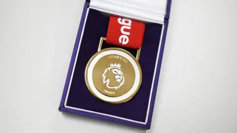 Làm quen với nó đi, những người hâm mộ súng! Phân phối huy chương vô địch Premier League như thế nào? Tổng cộng có 40 mảnh và bạn sẽ nhận được một mảnh nếu xuất hiện trong 5 trò chơi.