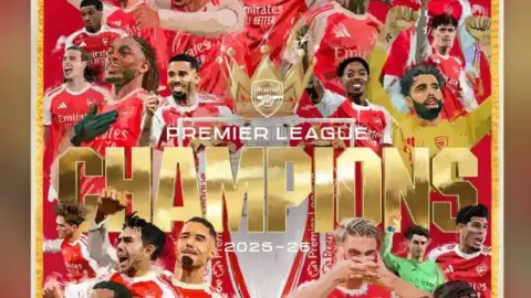 Tay đua F1 Hamilton giăng poster chúc mừng chiến thắng của Arsenal: COYG