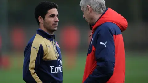 Người hâm mộ súng đào mộ của họ! Vào ngày 29 tháng 8 năm 2011, Wenger cho biết tin đồn về Arteta là không đúng sự thật và ký hợp đồng với anh hai ngày sau đó.