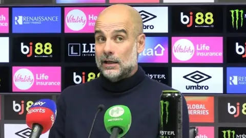 Guardiola: Tương lai? Hãy để tôi nói chuyện với Chủ tịch trước. Tôi ở đó, luôn ở đó và phải ở đó.