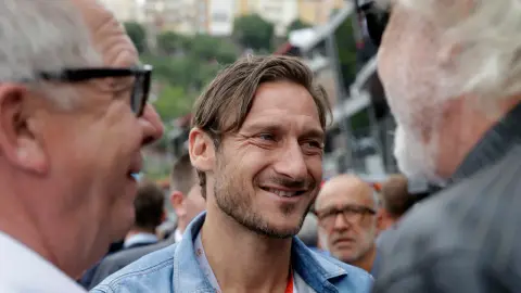 Tôi có nên quay lại Rome không? Totti đáp lại một cách hài hước: Vâng, ngày mai tôi sẽ quay lại. Tôi chắc chắn sẽ quay lại Rome vào ngày mai.