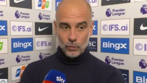 Guardiola nói về tương lai: Tôi còn 1 năm hợp đồng, chúng ta sẽ bàn bạc và quyết định sau mùa giải