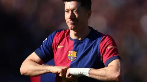 Để lại dấu ấn của riêng bạn! Video tweet chính thức của Barcelona về việc tướng bắt chước cách ăn mừng của Lewandowski