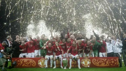 Ngày này 18 năm trước, Man United đã loại Chelsea trong loạt sút luân lưu và giành cúp Champions League.