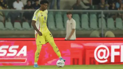 Phóng viên: Juventus sẽ đánh giá lời đề nghị dành cho Cabal, nhiều đội bóng đã hỏi thăm tình hình của anh