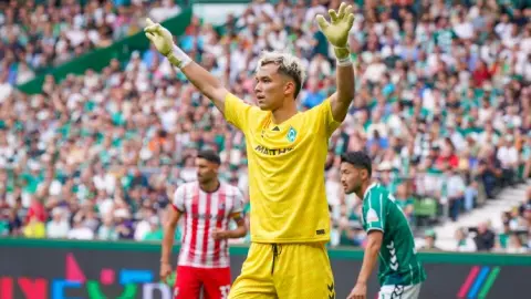 De Sky: Freiburg đạt thỏa thuận với thủ thành Backhaus của Bremen, phí chuyển nhượng khoảng 17 triệu euro