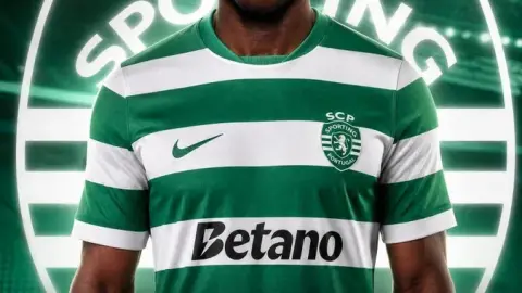 HWG! Romano: Tiền vệ người Venice Isa Mbia sẽ gia nhập Sporting CP với tổng mức giá 26 triệu euro