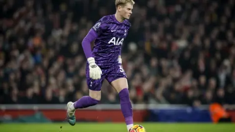 Phóng viên: Thủ môn Kinski của Tottenham sẽ trải qua một cuộc phẫu thuật nhỏ sau mùa giải nhưng không phải do chấn thương
