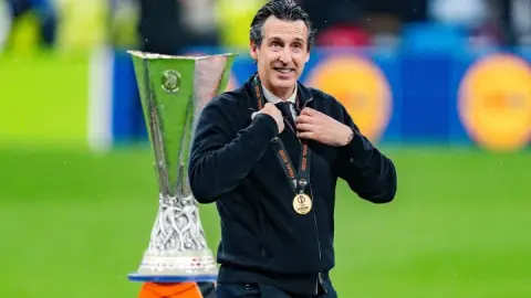 Làm đi làm lại lịch sử! Khi Emery tiếp quản Villa, họ chỉ đứng thứ 14 ở Premier League và dẫn dắt đội bóng trở lại Champions League và Europa League.