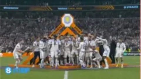 Đại dương vàng! Các cầu thủ Villa nhận huy chương vô địch Europa League và nâng cúp vô địch