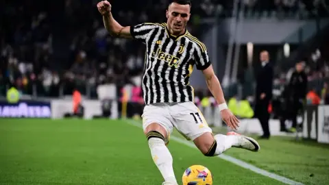 Schira: Venice quan tâm đến việc ký hợp đồng với cầu thủ chạy cánh Kostic của Juventus vào mùa hè này