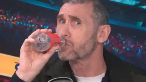 Đánh trả bằng cách uống từ chai nước? Keown: Chai rượu này được fan Man City dùng để chế nhạo Arsenal