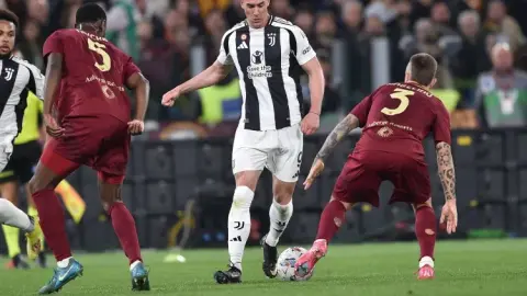 PV: Roma dự định giới thiệu một cầu thủ trung tâm mới vào mùa hè này và đang chú ý đến tình hình của Vlahovic.