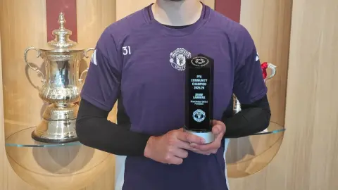 Hãy tích cực làm từ thiện! Ramens và Joyce nữ của Man United đăng quang Nhà vô địch cộng đồng PFA