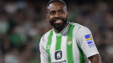 Truyền thông phương Tây: Betis sẽ có nhiều cầu thủ rời đội vào mùa hè này, trong đó có Adrian và Bakambu