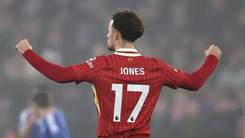 Inter Milan tiếp tục liên hệ với Curtis Jones, Liverpool muốn 35 triệu bảng
