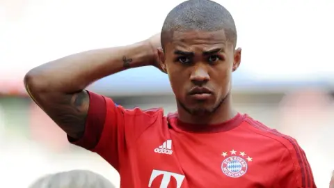Douglas Costa: Ancelotti giỏi giao tiếp và quản lý cầu thủ, trong khi Pep Guardiola chuyên nghiên cứu chi tiết chiến thuật