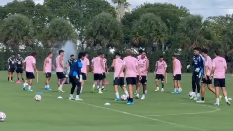 Phóng viên: Messi hôm nay tham gia buổi tập của Inter Miami như thường lệ để chuẩn bị cho trận gặp Philadelphia Union