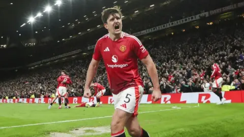 Telegraph: Lựa chọn đầu tiên của Tuchel cho vị trí trung vệ là Konsa và Gueye, với Stones trước Maguire