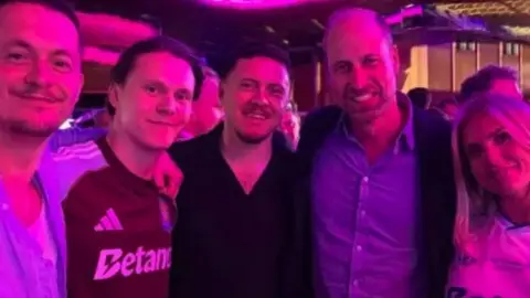 Telegraph: Sau khi Villa vô địch Europa League, Hoàng tử William ăn mừng cùng các cầu thủ tại khách sạn