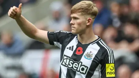 Truyền thông Anh: Man United muốn mua hậu vệ trái Hall của Newcastle và đã thảo luận về khả năng chuyển nhượng với người đại diện của anh